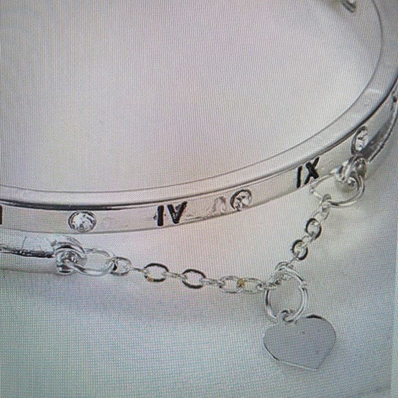 Roman Numeral Detail Rhinestone Decor Hart Charm Bangle - Picture 4 of 6